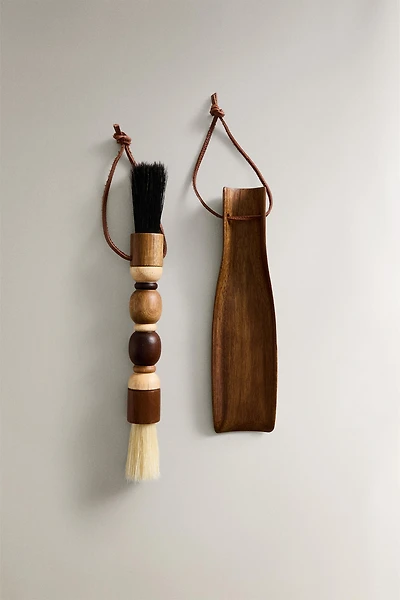 ACACIA WOOD DUSTPAN AND BRUSH SET (SET OF 2)