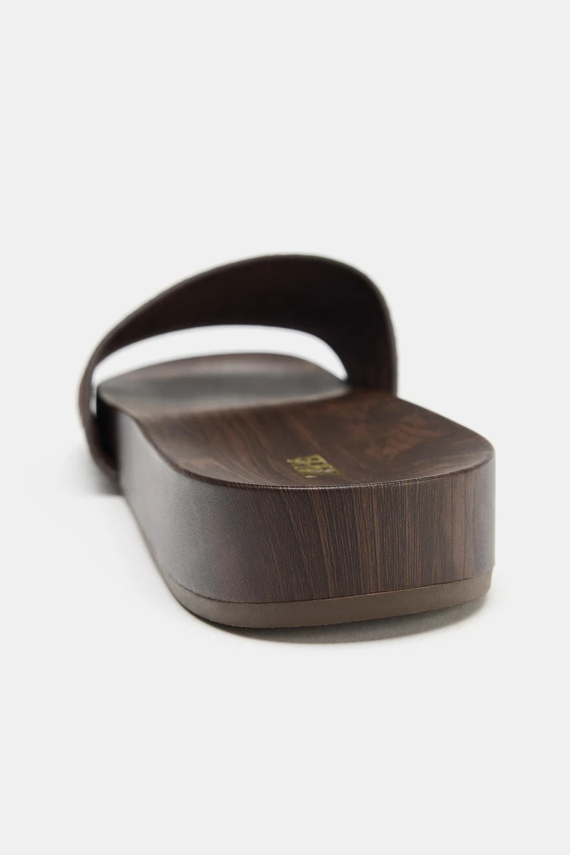 SANDALES PLATES EN CUIR
