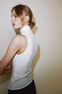HIGH COLLAR TOP
