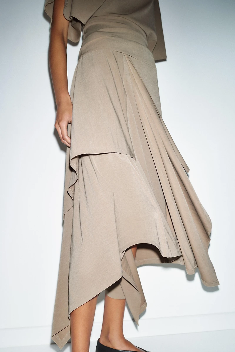 FLOWY ASYMMETRIC SKIRT