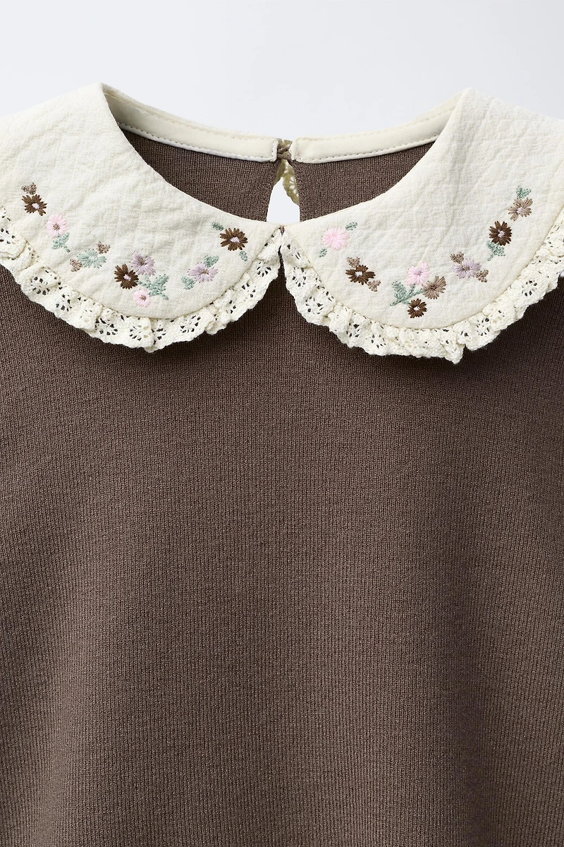 PULL EN MAILLE À COL CLAUDINE ET FLEURS