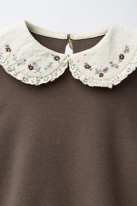 PULL EN MAILLE À COL CLAUDINE ET FLEURS