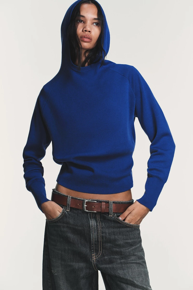 PULL EN MAILLE À CAPUCHE