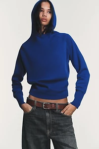 PULL EN MAILLE À CAPUCHE