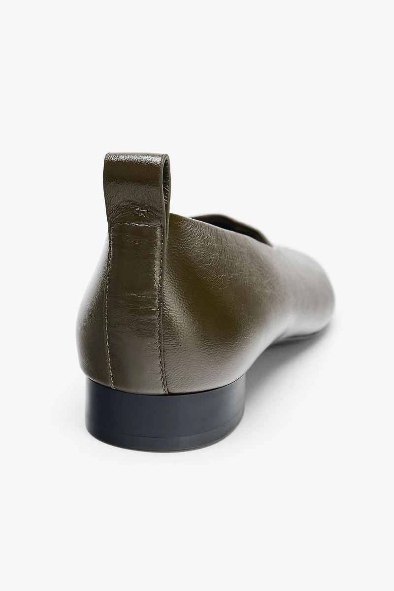 BALLERINES EN CUIR À TALONS BAS