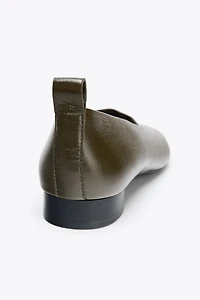 BALLERINES EN CUIR À TALONS BAS