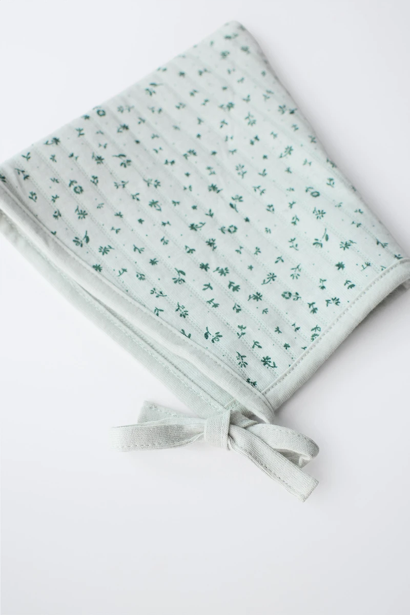BONNET MATELASSÉ À FLEURS