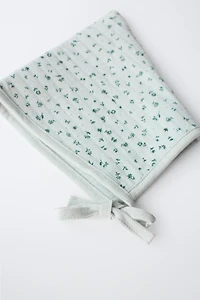 BONNET MATELASSÉ À FLEURS