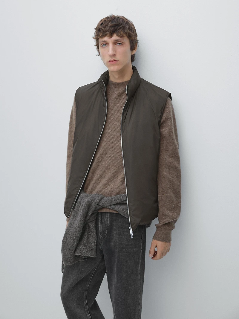 Water-repellent ultra lightweight down blend gilet