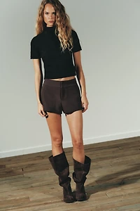 MINI-SHORT EN MATIÈRE SYNTHÉTIQUE