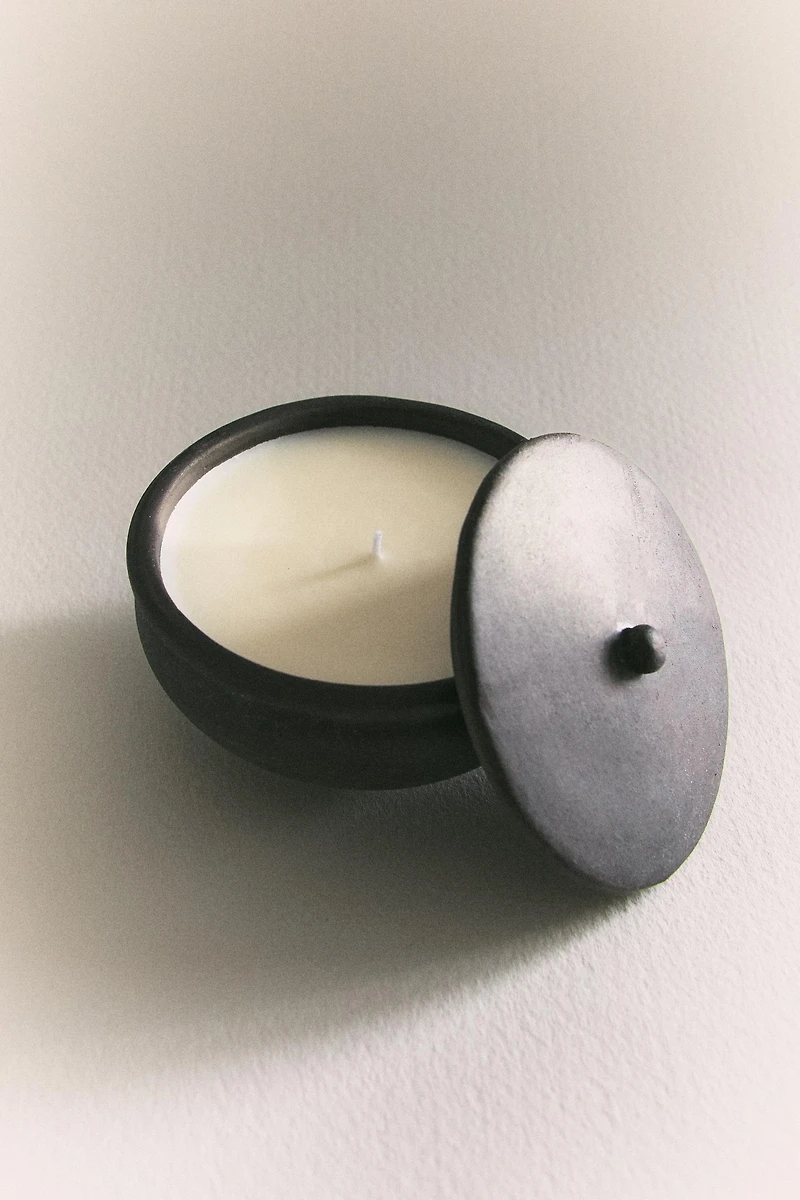 (220 GR) LEATHER AMBER SCENTED CANDLE