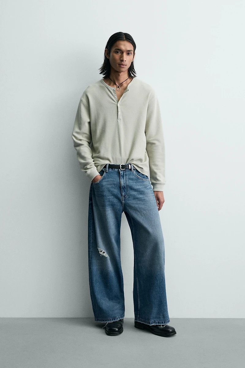 RELAXED FIT RIPPED JEANS