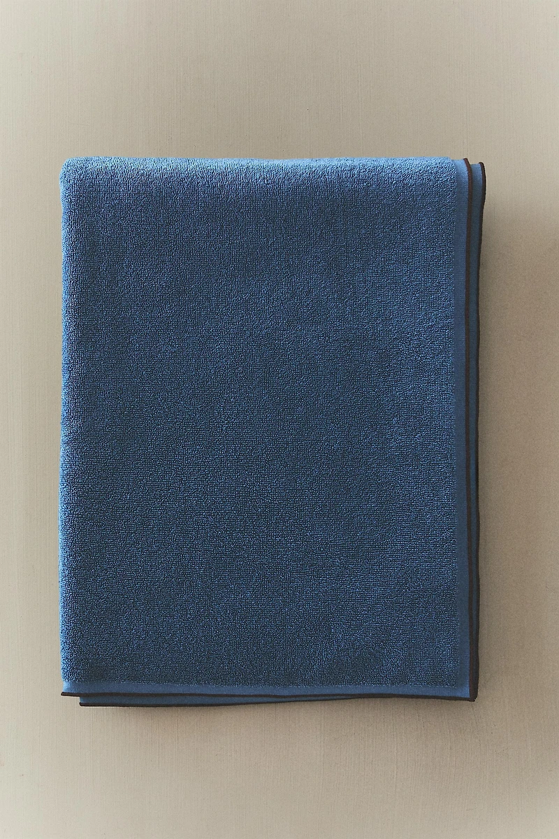 BATH TOWEL WITH CONTRAST STITCHING
