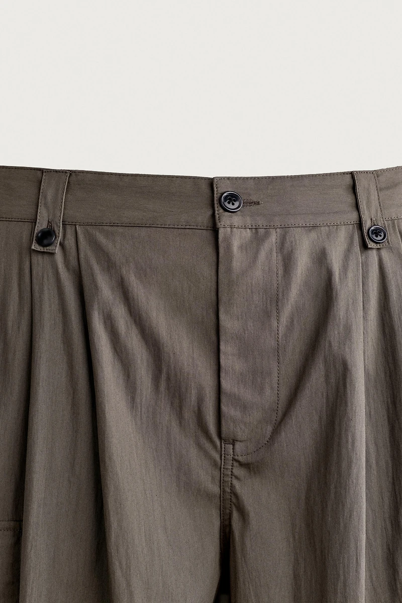 RELAXED FIT PLEATED CARGO SHORTS