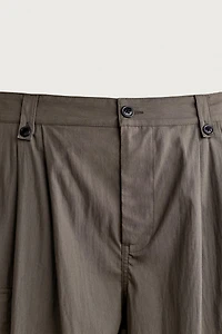 RELAXED FIT PLEATED CARGO SHORTS