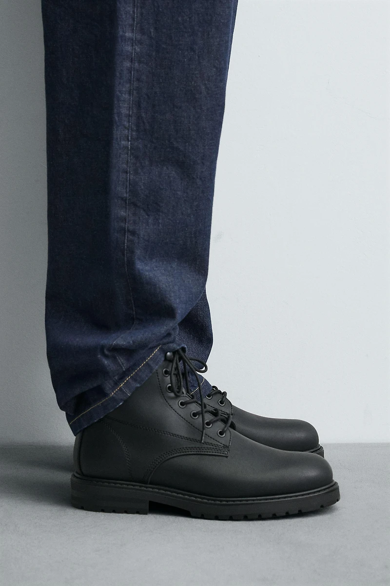BOTTES À LACETS AVEC VOLUME