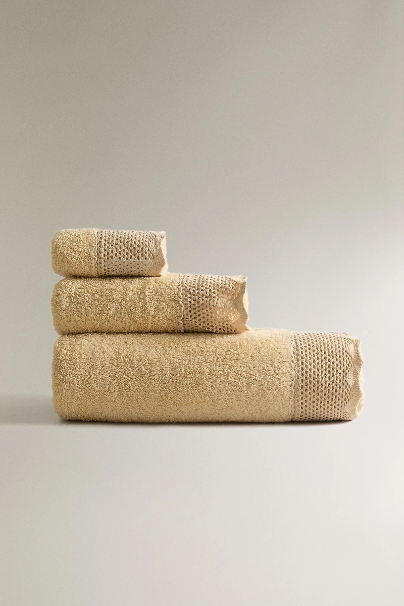 LACE TRIM BATH TOWEL