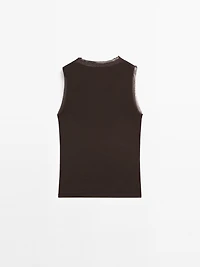 Sleeveless T-shirt with double piping