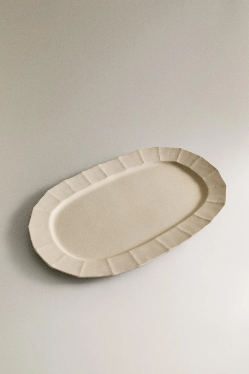 STONEWARE OVAL SERVING DISH WITH RAISED BORDER AND LINES