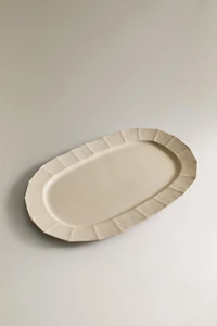 STONEWARE OVAL SERVING DISH WITH RAISED BORDER AND LINES