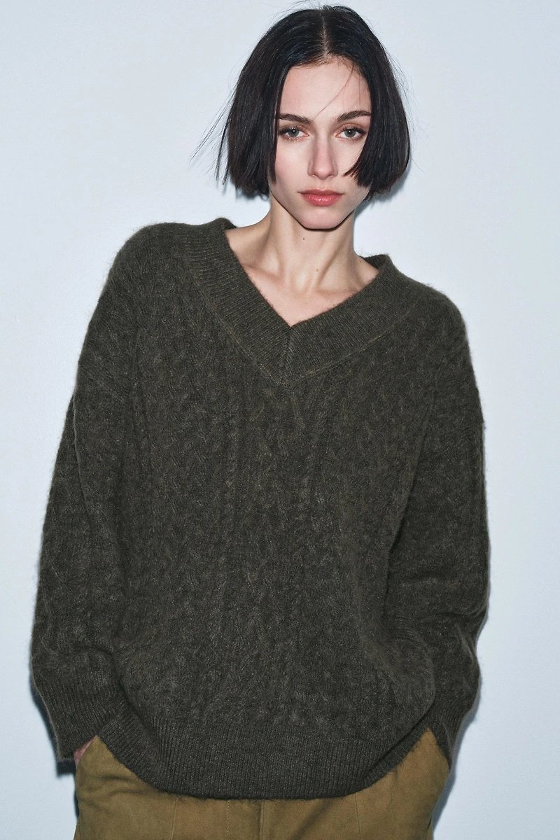 OVERSIZED CABLE KNIT JUMPER