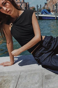 DRAPED HARDWARE TOP