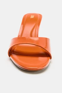 PATENT EFFECT HEELED SANDALS