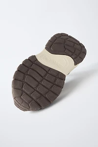 SOCK-STYLE ATHLETIC SNEAKERS