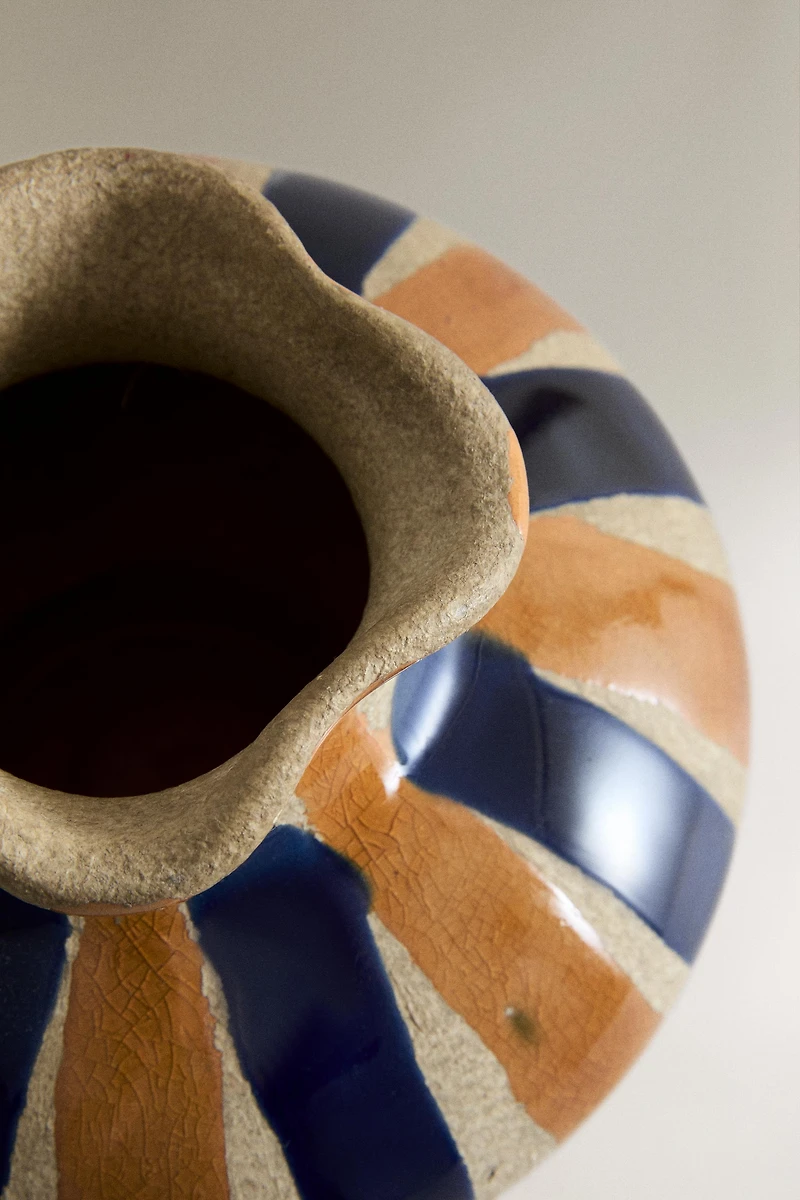 ROUND DECORATIVE CERAMIC VASE