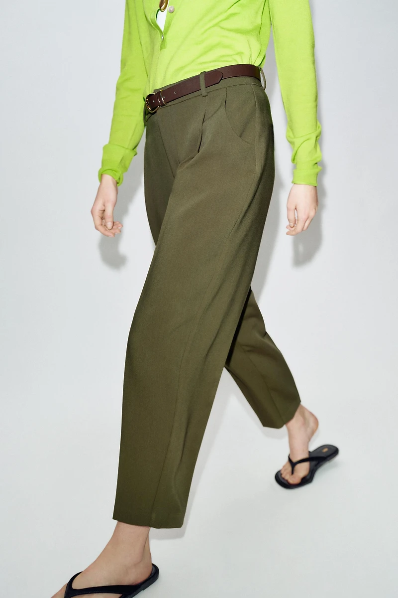 PANTALON À PINCES ET CEINTURE