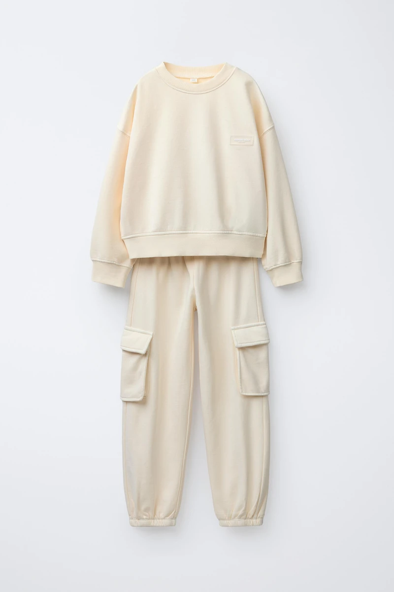 SWEATSHIRT AND CARGO JOGGER SET WITH RUBBERIZED LABEL