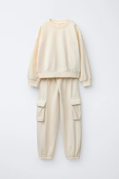 SWEATSHIRT AND CARGO JOGGER SET WITH RUBBERIZED LABEL