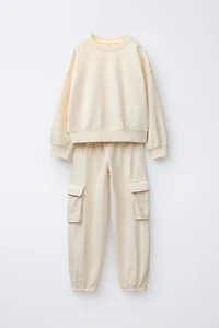 SWEATSHIRT AND CARGO JOGGER SET WITH RUBBERIZED LABEL