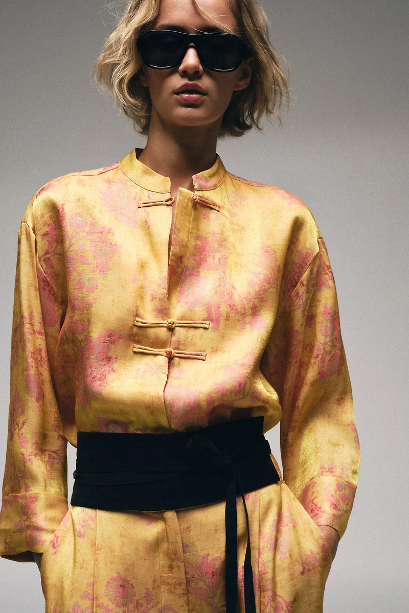 CHEMISE À IMPRIMÉ FLEURI ET BRANDEBOURGS
