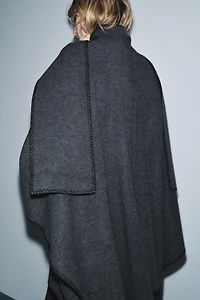 CAPE EN MAILLE AVEC ÉCHARPE ET FIL CONTRASTE