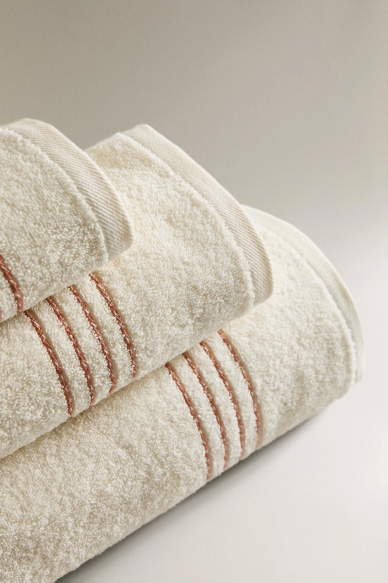 BATH TOWEL WITH CONTRASTING PIPING