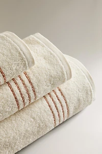 BATH TOWEL WITH CONTRASTING PIPING