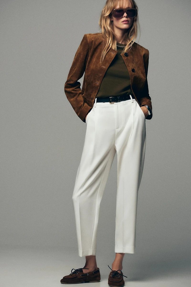 PANTALON À PINCES ET CEINTURE