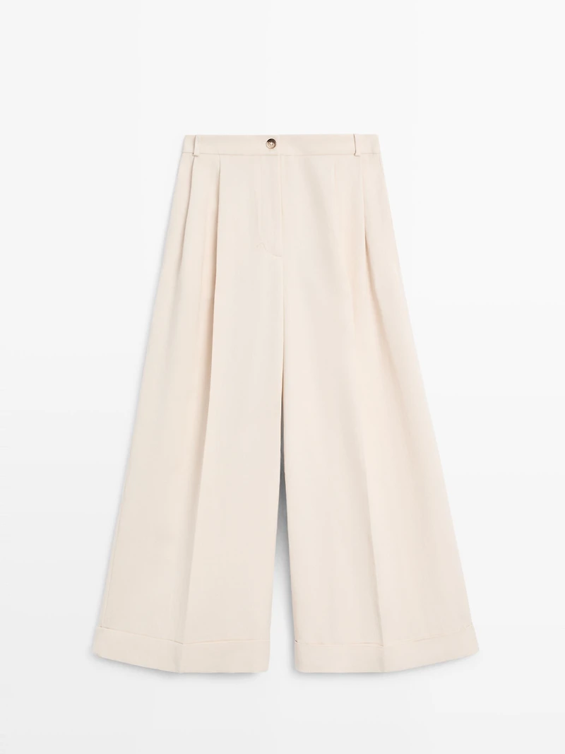 Flowing trousers with turn-up hems