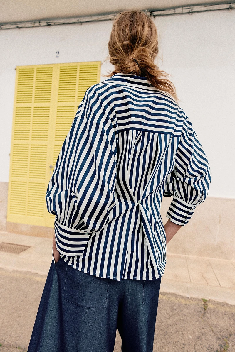 CHEMISE À RAYURES AVEC LIN ET MANCHES BOUFFANTES
