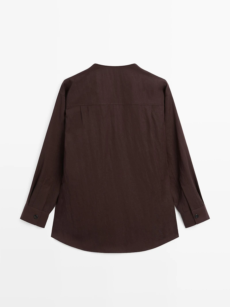 V-neck shirt with pockets