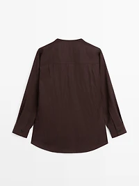 V-neck shirt with pockets