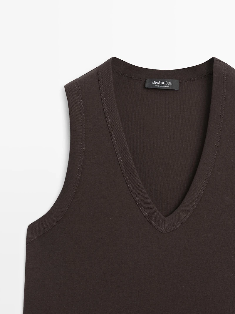 100% cotton V-neck T-shirt