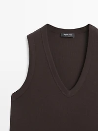 100% cotton V-neck T-shirt