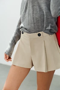 SHORT À PLIS ET BOUTONS