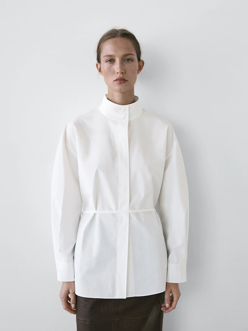 Chemisier à col montant avec ruban