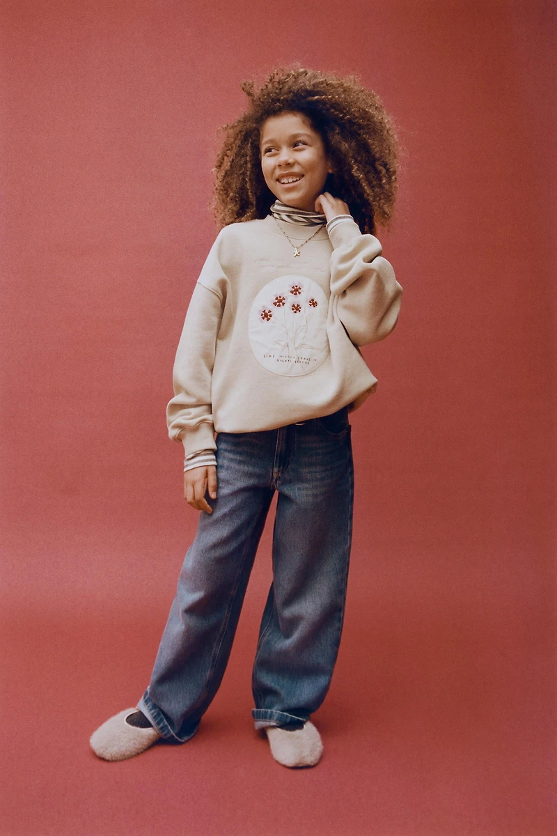 EMBROIDERED PATCH SWEATSHIRT