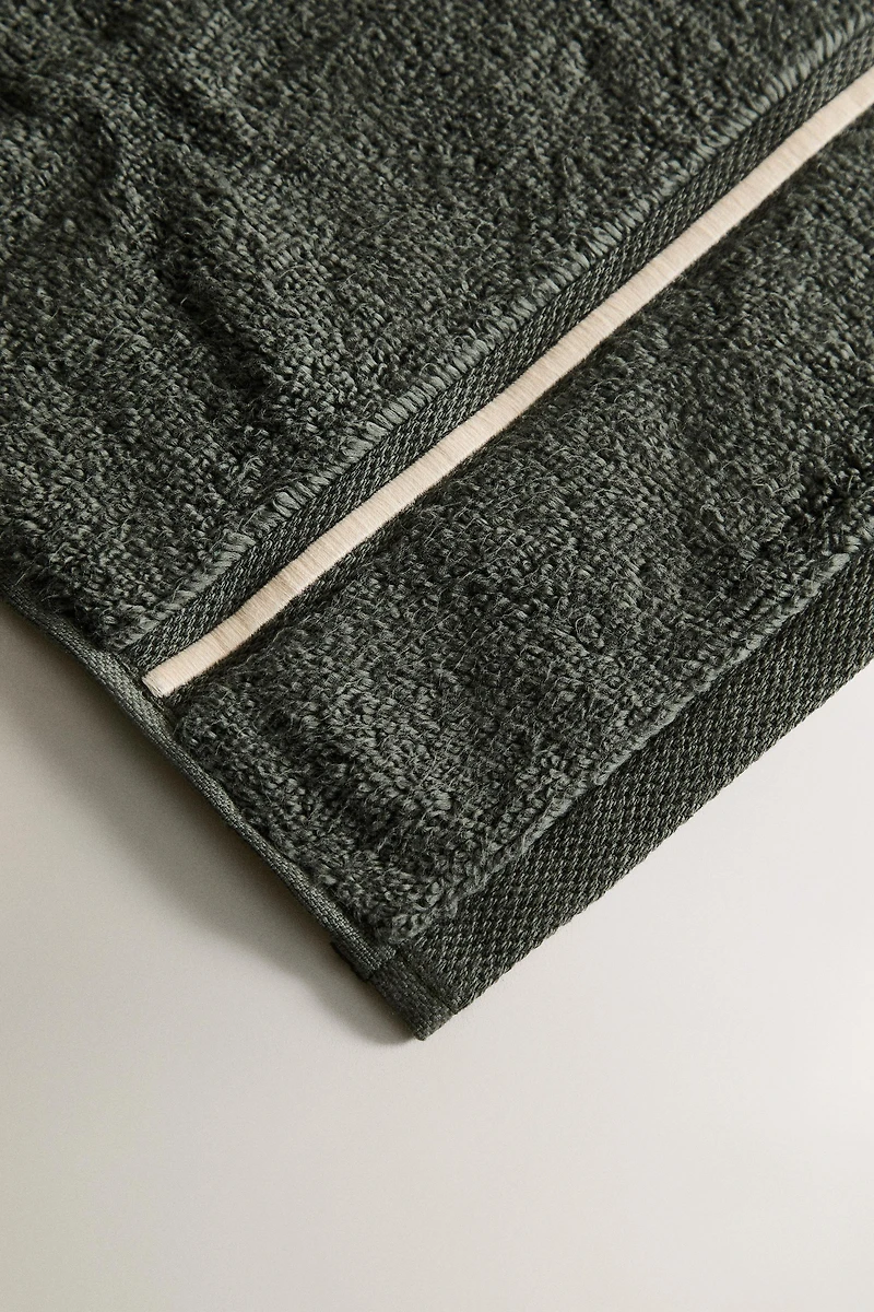 EMBROIDERED TRIM BATH TOWEL