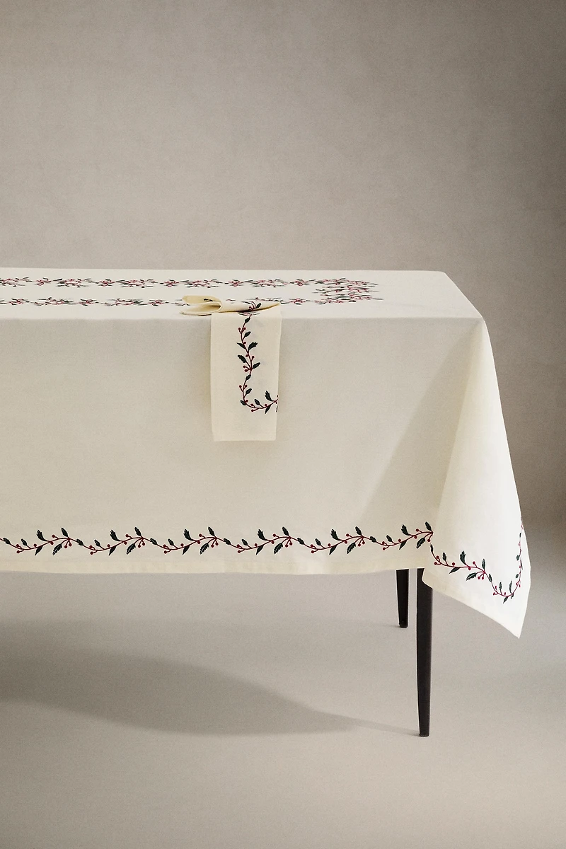 CHRISTMAS BERRIES COTTON TABLECLOTH