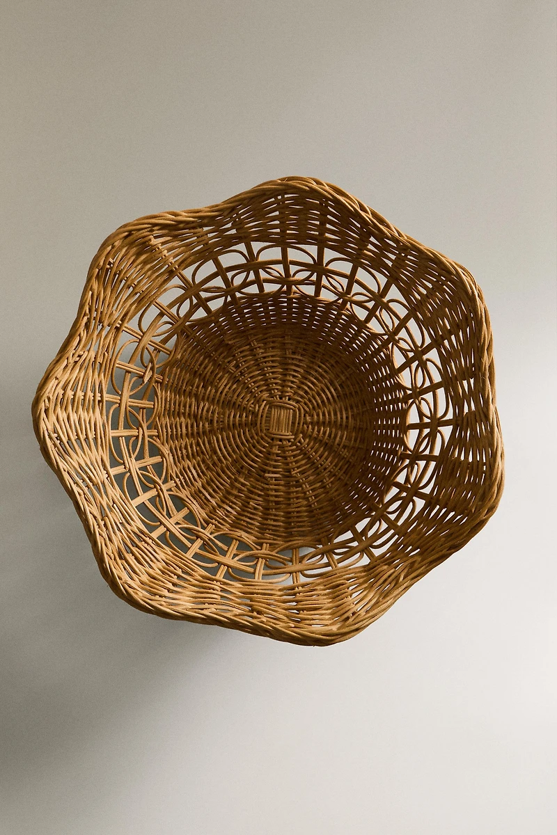 RATTAN BASKET WITH A SCALLOPED EDGE